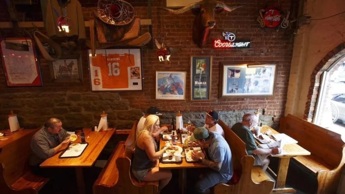 Patrons dine at the Jack's Barbecue restaurant in downtown Nashville, Tennessee June 19, 2013.  REUTERS/Harrison McClary 
