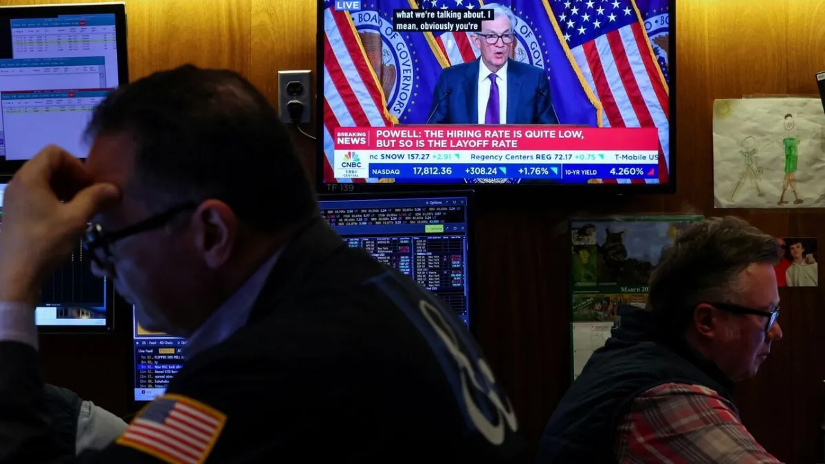 NYSE traders work while Powell speaks to the press.