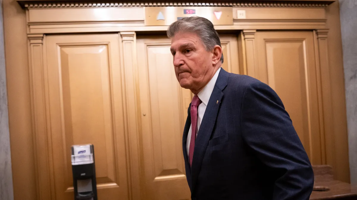 DC: U.S. Congress, Senators Arrive