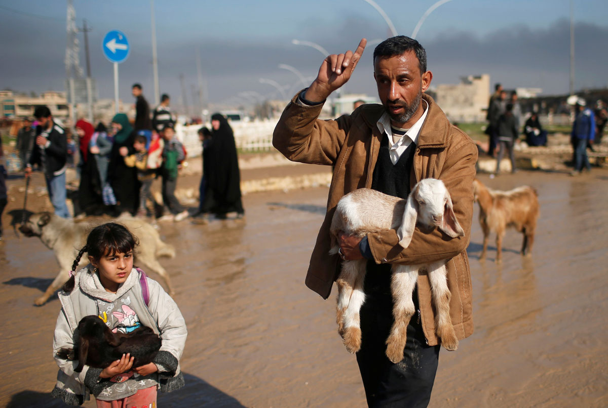 Displaced Iraqis flee their homes as Iraqi forces battle with Islamic State militants in western Mosul