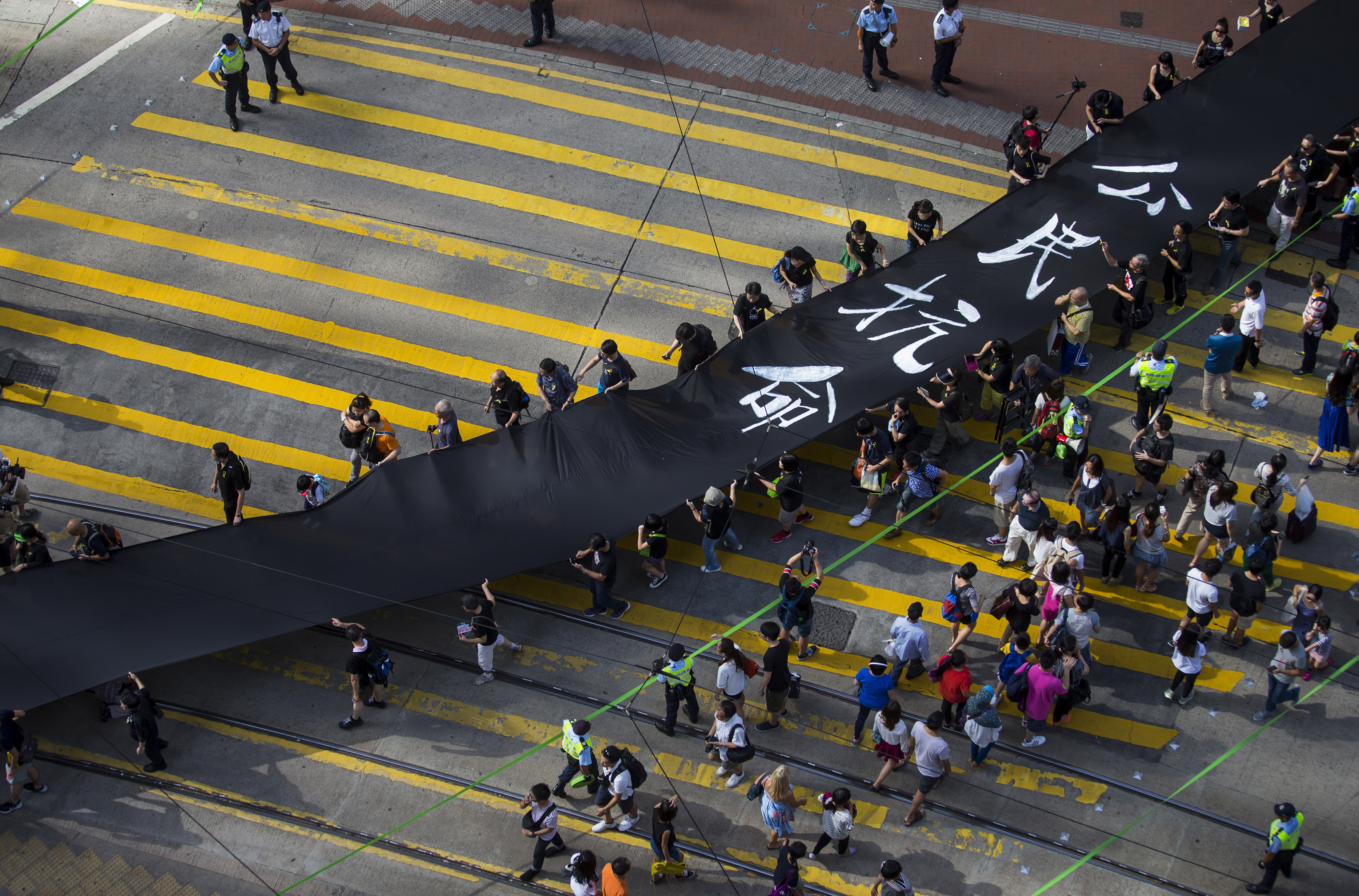 Occupy Central protesters march with 500-meter long black cloth in Hong Kong