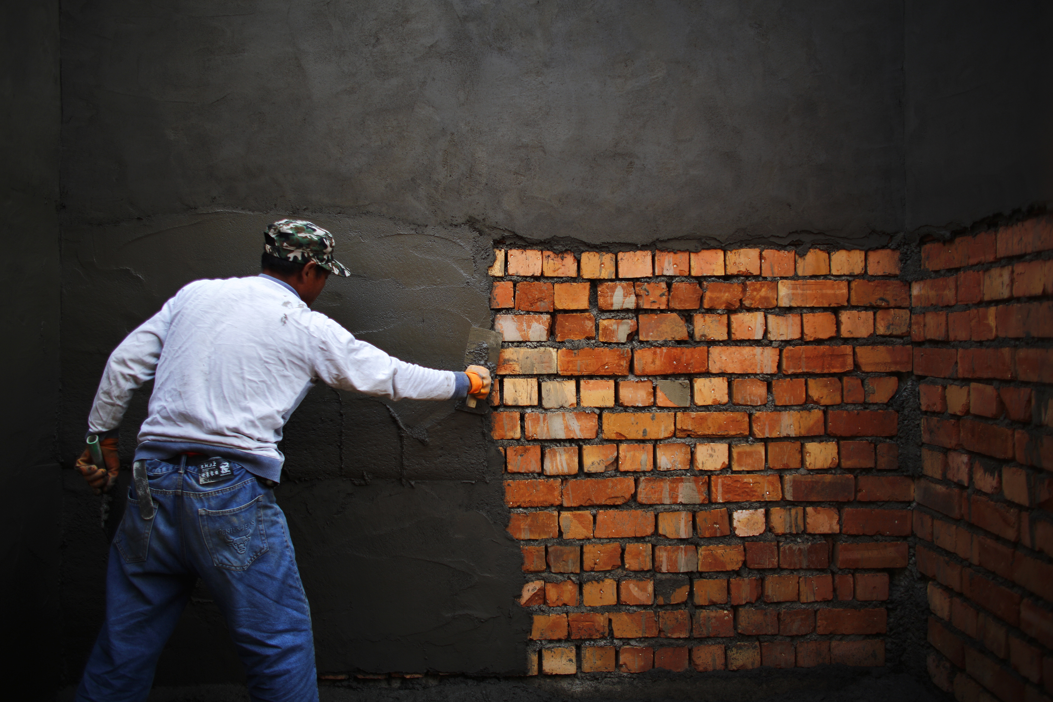 Helpers of brickmasons and tile setters