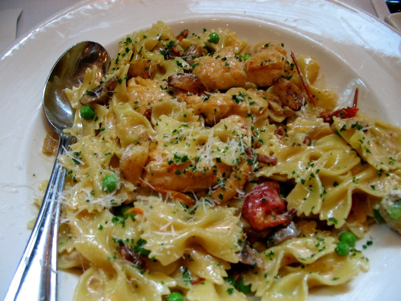 Farfalle with chicken and roasted garlic