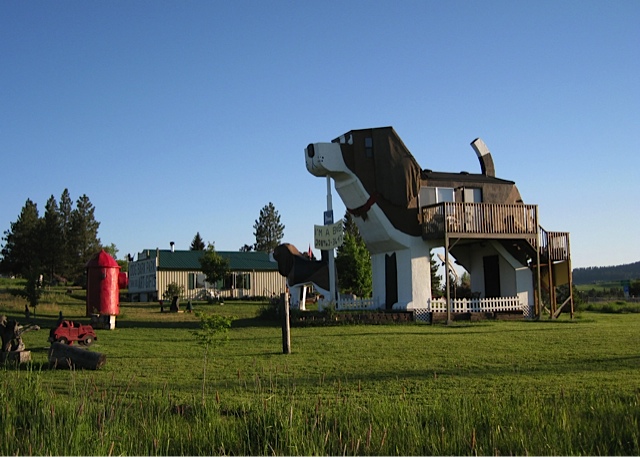 Dog Bark Park Inn (Cottonwood, Idaho)