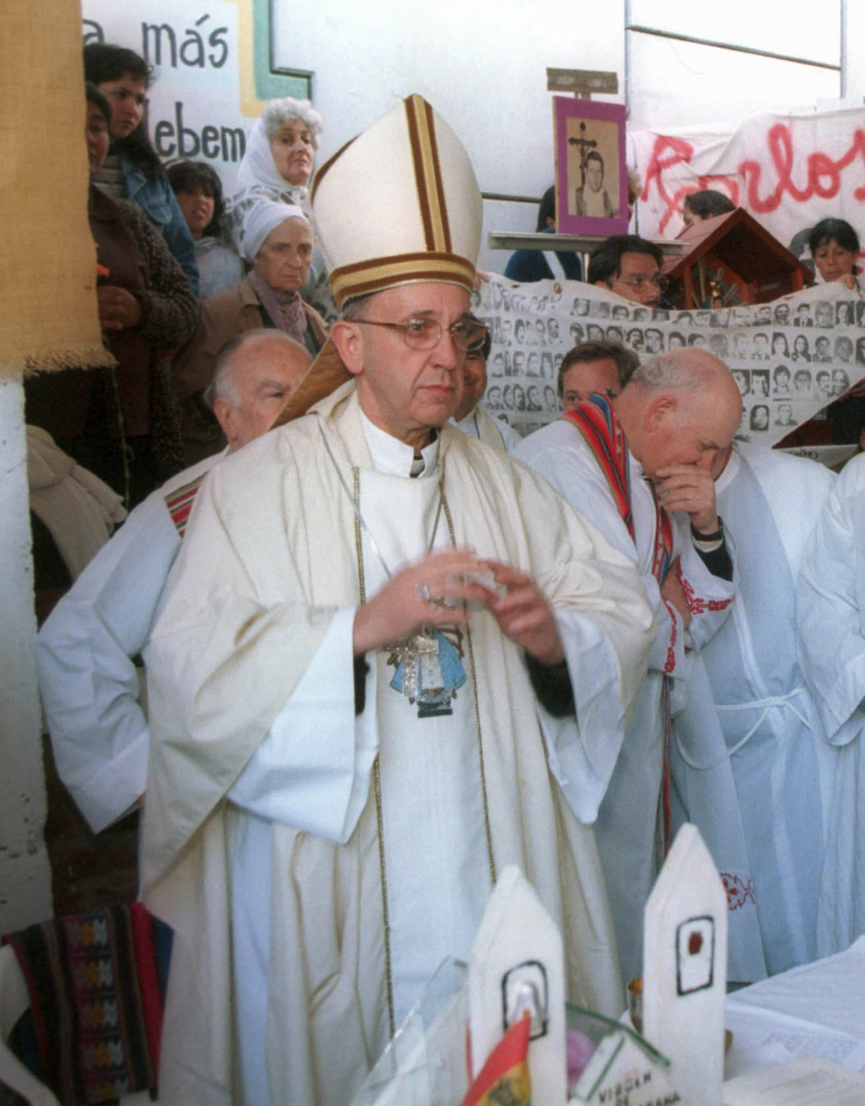 Archbishop Bergoglio Presides over the Funeral Mass of a Catholic Priest 