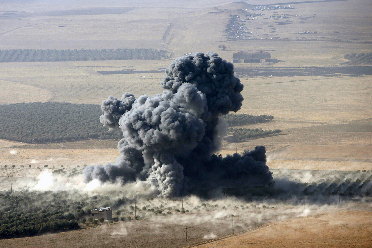 Smoke rises at Islamic State militants' positions in the town of Naweran