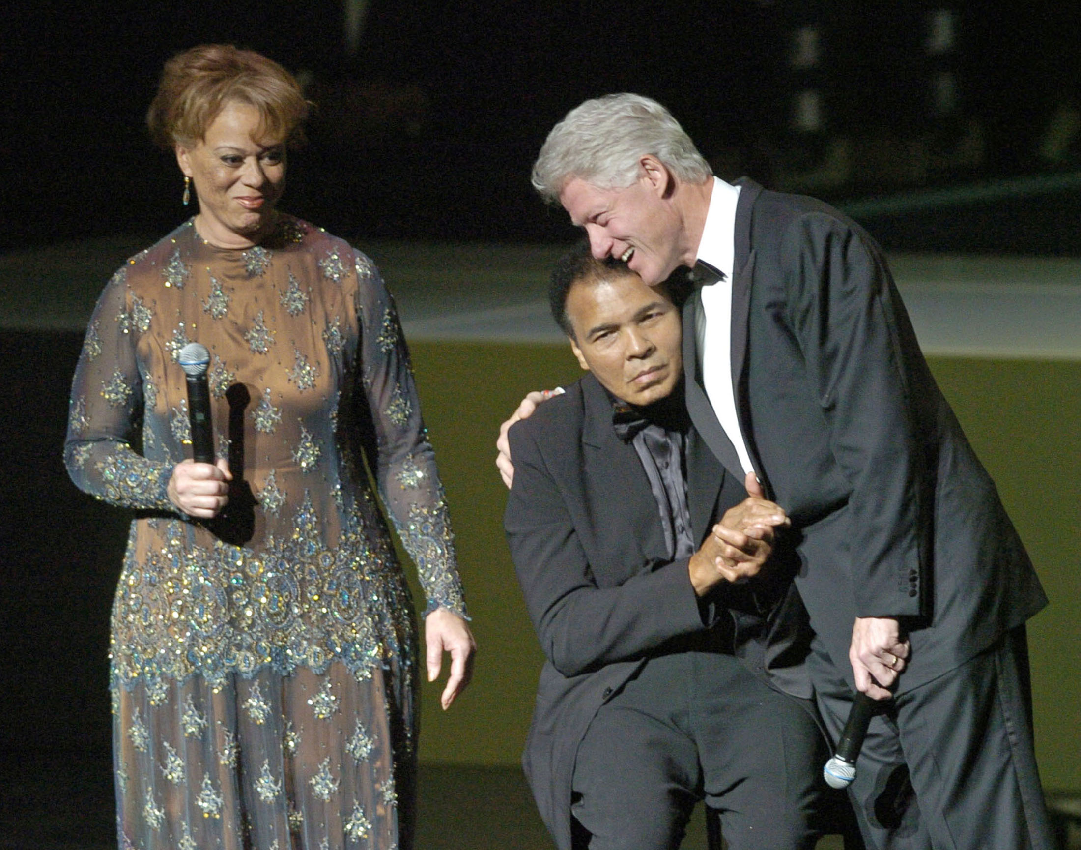 Former US president Clinton hugs boxing great Muhammad Ali in Louisville