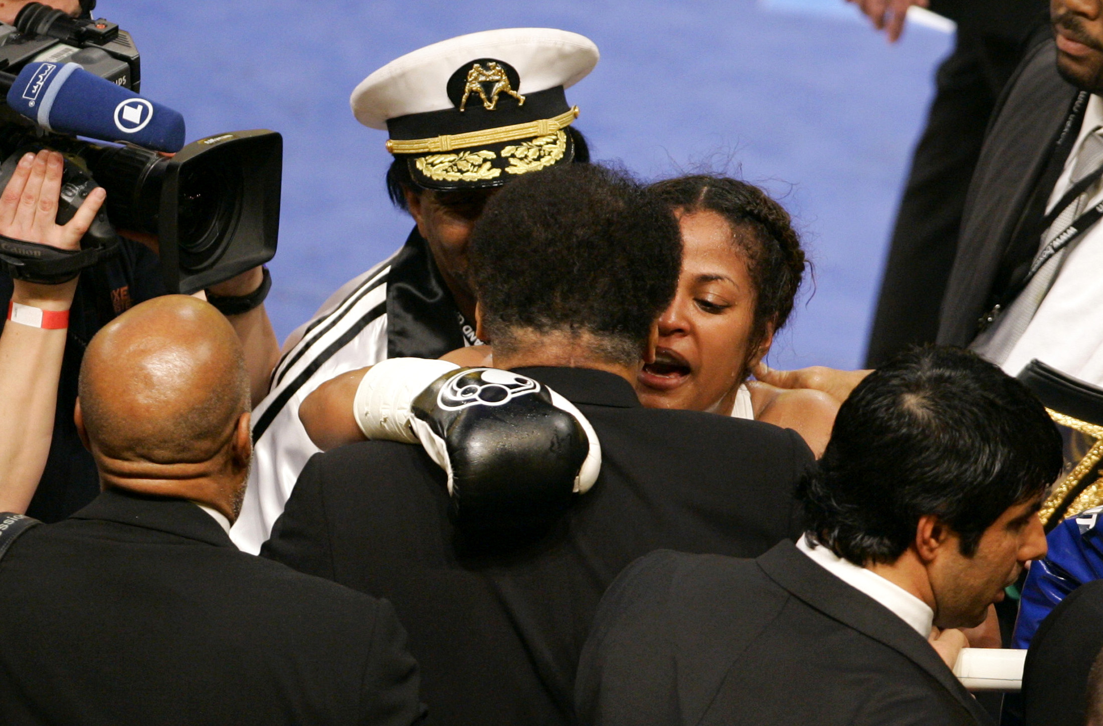 US boxer Laila Ali hugs her father Muhammad Ali after winning her super-middleweight fight in Berlin