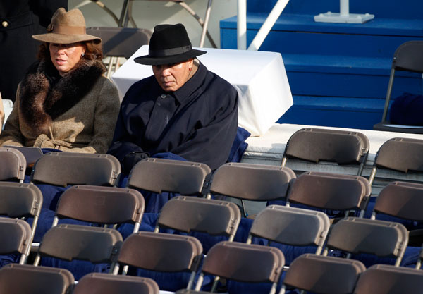 		<p>Boxing legend Muhammad Ali sits with his wife, Yolanda, as they await the inauguration ceremony of Barack Obama as the 44th President of the United States, in Washington January 20, 2009.       </p>