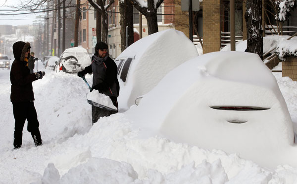 		<p>John O'Connell digs out the car of his girlfriend Katie Decourcelle, which was buried in the snow in Hoboken, New Jersey December 27, 2010. A blizzard pummeled the northeastern United States on Monday, dumping up to 29 inches of snow, disrupting air,