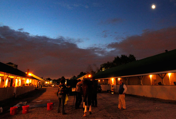 		<p>Trainer Shug McGaughey (R) watches as grooms wash down Kentucky Derby favorite Orb after his morning gallop on the track at Churchill Downs in Louisville, Kentucky, May 3, 2013.   </p>