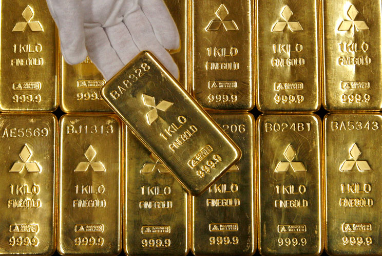 Gold bars are displayed at the headquarters of Mitsubishi Materials Corporation in Tokyo January 9, 2008. Gold hit a historic high for a second straight day on Wednesday as investment funds ploughed money into the market on the metal's bullish trend, supp