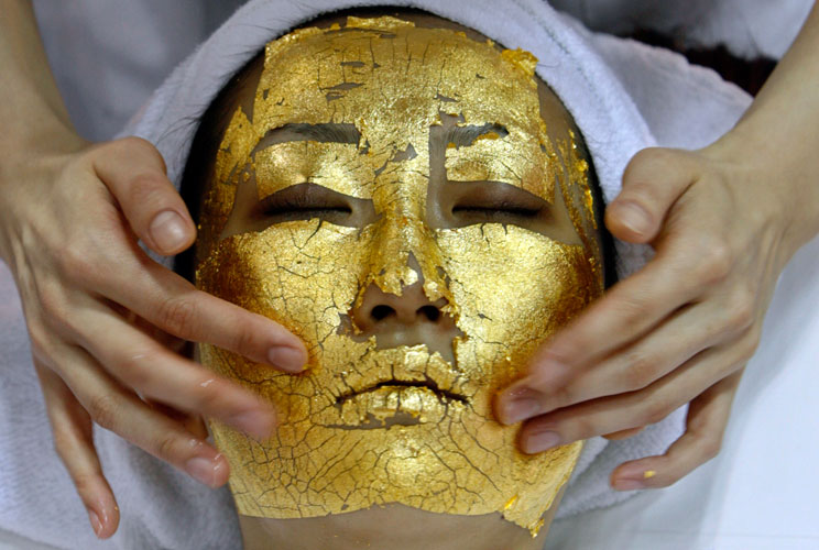 A model demonstrates the use of Umo Inc.'s 24-carat gold leaf "Gold Facial Treatment" at the Beautyworld Japan 2007 trade fair in Tokyo May 7, 2007. The treatment costs 30, 000 yen ($250). 