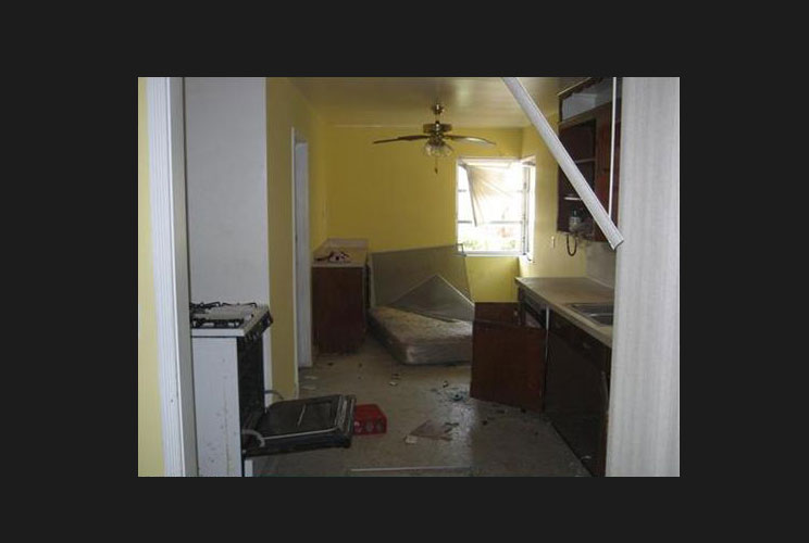 We all know it’s hard to keep the kitchen clean. There’s the inevitable grease and grime, all kinds of potential for spills, and of course, the occasional random mattress. Between the broken blinds and the open oven door, it looks like this South Florida 