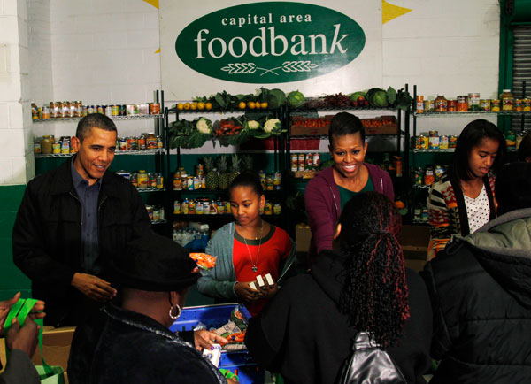 		<p class="p1">U.S. President Barack Obama, his daughters Sasha and Malia and first lady Michelle Obama hand out food to the needy during their Thanksgiving Eve visit to the Capital Area Food Bank in Washington November 23, 2011. </p>