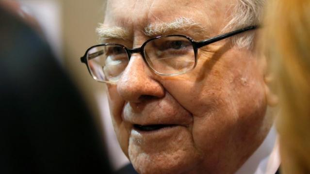 Berkshire Hathaway chairman and CEO Warren Buffett talks with a reporter before the Berkshire Hathaway annual meeting in Omaha, Nebraska, U.S. May 6, 2017. REUTERS/Rick Wilking 