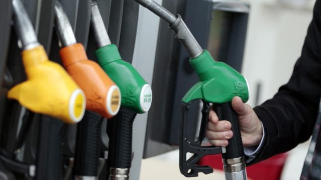 A customer prepares to fill up his tank in a gasoline station in Nice December 5, 2014. REUTERS/Eric Gaillard