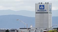 An Alcoa aluminum plant in Alcoa, Tennessee, U.S. is seen in this April 8, 2014 file photo REUTERS/Wade Payne/File Photo 