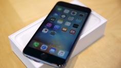 An iPhone 6S Plus is seen at the Apple retail store in Palo Alto, California September 25, 2015. REUTERS/Robert Galbraith