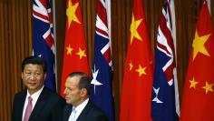 China’s President Xi Jinping (L) and Australia's Prime Minister Tony Abbott watch as free trade deals are signed during a signing ceremony at Parliament House in Canberra November 17, 2014. REUTERS/David Gray      