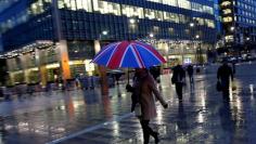 FILE PHOTO: Workers are seen in the Canary Wharf financial district in London, Britain, November 11, 2013.    REUTERS/Eddie Keogh/File Photo