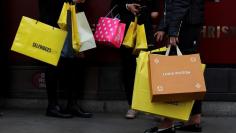 Shoppers carry bags as they do their Christmas shopping on Oxford Street in London, Britain December 22, 2017. REUTERS/Simon Dawson