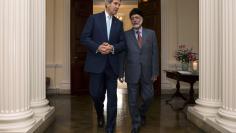 U.S. Secretary of State John Kerry (L) meets Oman's Foreign Minister Yusuf bin Alawi bin Abdullah at the U.S. Ambassador's official residence in London November 18, 2014. REUTERS/Neil Hall 