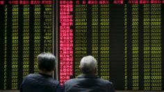 Investors wait for China's stock market to open in front of an electronic board at a brokerage house in Beijing, China, January 8, 2016. REUTERS/Jason Lee  