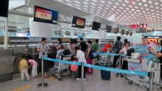 Passengers queue to check-in for a Shenzhen Airlines flight at Shenzhen International Airport in Shenzhen, China September 29, 2017. Picture taken September 29, 2017.   REUTERS/James Pomfret 