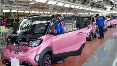 FILE PHOTO: Workers inspect Baojun E100 all-electric battery cars at a final assembly plant operated by General Motors Co and its local joint-venture partners in Liuzhou, Guangxi Zhuang Autonomous Region, China, December 27, 2017.  REUTERS/Aly Song/File 