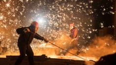 Laborers work at a steel plant of Shandong Iron & Steel Group in Jinan, Shandong province, China, July 7, 2017. REUTERS/Stringer 