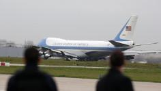 Security forces look at Air Force One as U.S. President Barack Obama flies from Orly airport near Paris, France, December 1, 2015. REUTERS/Eric Gaillard  
