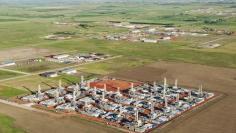 Stacked rigs are seen along with other idled oil drilling equipment at a depot in Dickinson, North Dakota June 26, 2015.   REUTERS/Andrew Cullen  