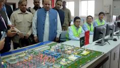 Pakistani PM Nawaz Sharif listens as experts explain a process of the Haveli Bahadur Shah LNG power plant during the inauguration in Jhang