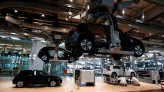 FILE PHOTO: Workers assemble an e-Golf electric car at the new production line of the Transparent Factory of German carmaker Volkswagen in Dresden, Germany March 30, 2017. REUTERS/Fabrizio Bensch/File Photo     