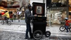 A man plays a laterna at a central market street of  Athens November 8, 2014.  REUTERS/Yorgos Karahalis 