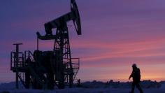 A worker at an oil field owned by Bashneft, Bashkortostan, Russia, January 28, 2015.      REUTERS/Sergei Karpukhin/File Photo 