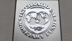 The International Monetary Fund (IMF) logo is seen at the IMF headquarters building during the 2013 Spring Meeting of the International Monetary Fund and World Bank in Washington, April 18, 2013. REUTERS/Yuri Gripas 