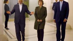 U.S. Secretary of State John Kerry (R), Iranian Foreign Minister Javad Zarif (L) and EU envoy Catherine Ashton arrive for a meeting in Vienna November 20, 2014. REUTERS/Leonhard Foeger 