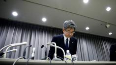 Kobe Steel Executive Vice President Naoto Umehara bows his head to apologise after a news conference in Tokyo, Japan December 21, 2017. REUTERS/Kim Kyung-Hoon