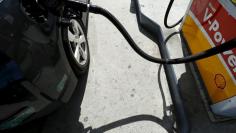 A car is filled with gasoline at a gas station pump in Carlsbad, California August 4, 2015.  REUTERS/Mike Blake 