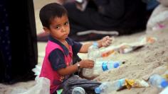 A displaced Iraqi child, who fled from Islamic State violence from Saqlawiyah, near Falluja, is seen in the town of Khalidiya, north of Baghdad, July 15, 2015.  REUTERS/Stringer
