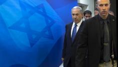 Israel's Prime Minister Benjamin Netanyahu (L) arrives to the weekly cabinet meeting in Jerusalem November 23, 2014. REUTERS/Jim Hollander/Pool