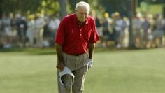 Arnold Palmer pauses and bows to the gallery as he walks to the 18th green during his final competitive appearance in the Masters golf tournament at Augusta National Golf Club in Augusta, Georgia. REUTERS/Kevin Lamarque