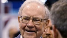 FILE PHOTO - Berkshire Hathaway CEO Warren Buffett talks to reporters prior to the Berkshire annual meeting in Omaha, Nebraska, U.S. on May 2, 2015.  REUTERS/Rick Wilking/File Photo 