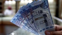 A Saudi money changer displays Saudi Riyal banknotes at a currency exchange shop in Riyadh, Saudi Arabia July 27, 2017. REUTERS/Faisal Al Nasser