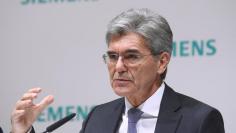 Siemens CEO Joe Kaeser attends the company's annual news conference in Munich, Germany, November 9, 2017. REUTERS/Michael Dalder - RC12652D94E0