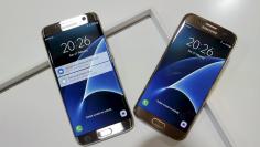 New Samsung S7 (R) and S7 edge smartphones are displayed after their unveiling ceremony at the Mobile World Congress in Barcelona, Spain, February 21, 2016. REUTERS/Albert Gea   