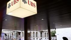 The logo of Swiss bank UBS is seen at the entrance of an office building in Zurich July 29, 2014.  REUTERS/Arnd Wiegmann 