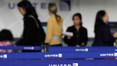 Customers of United wait in line to check in at Newark International airport in New Jersey, November 15, 2012. REUTERS/Eduardo Munoz 